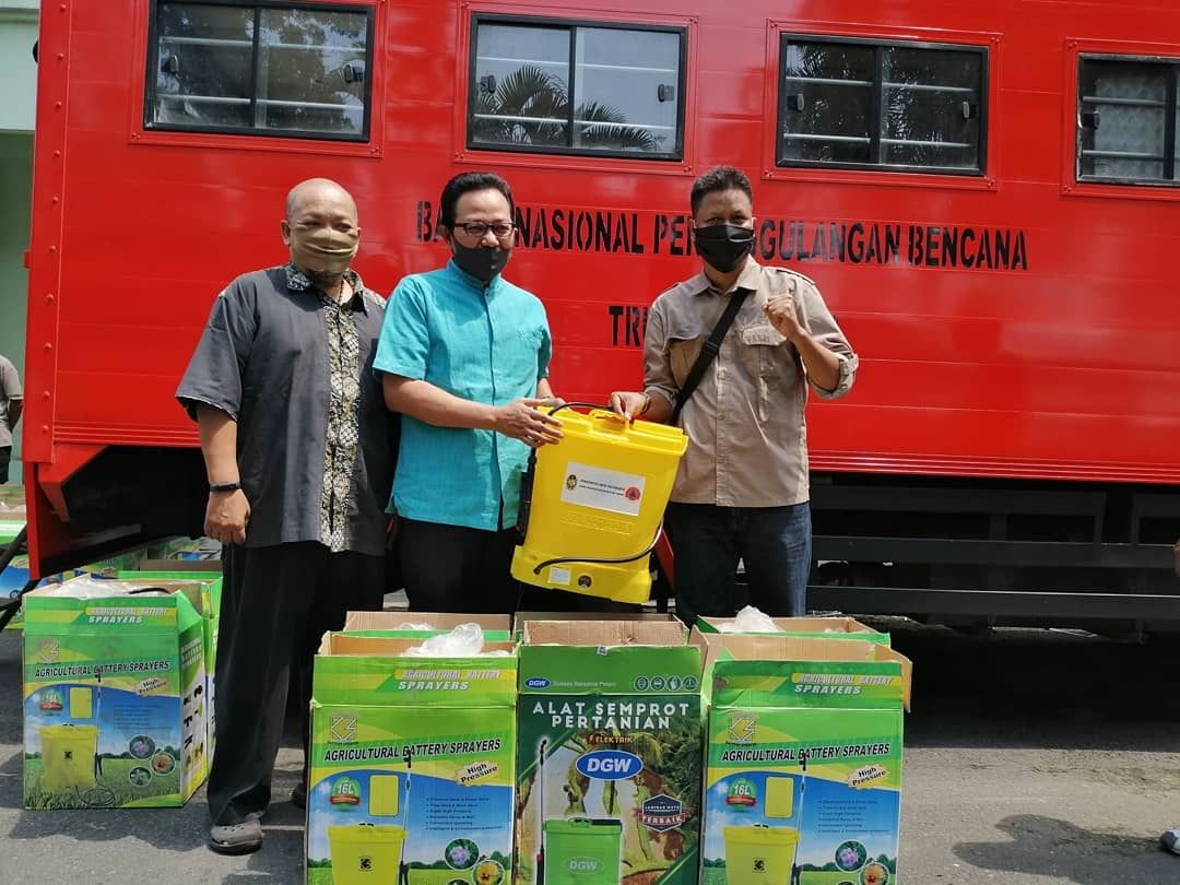 Wakil Walikota Yogyakarta Heroe Poerwadi menyerahkan alat penyemprot disinfektan.