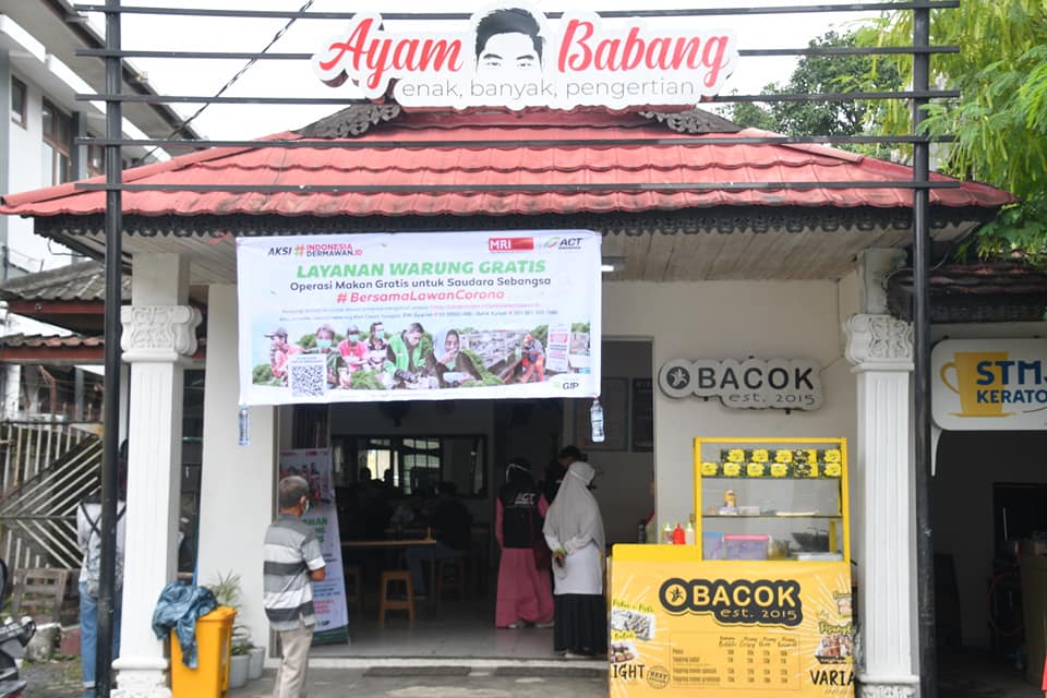 Warung Ayam Babang Hasan di Jalan Kinibalu jadi wadah makan gratis bagi warga terdampak Covid-19