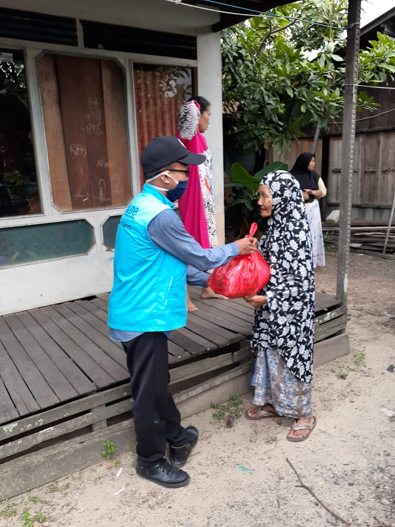 komunitas dan BEM FMIPA ULM membagikan sembago ke warga