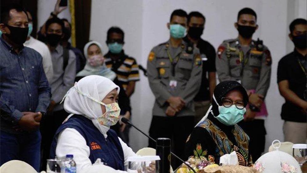 Gubernur Jatim Khofifah Indar Parawansa dan Wali Kota Surabaya Tri Rismaharini di Grahadi, Surabaya, Minggu sore.