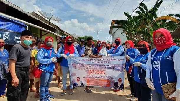 IWAPI Lampung Bagikan Sembako ke Warga Korban PHK Hingga Kaum Duafa