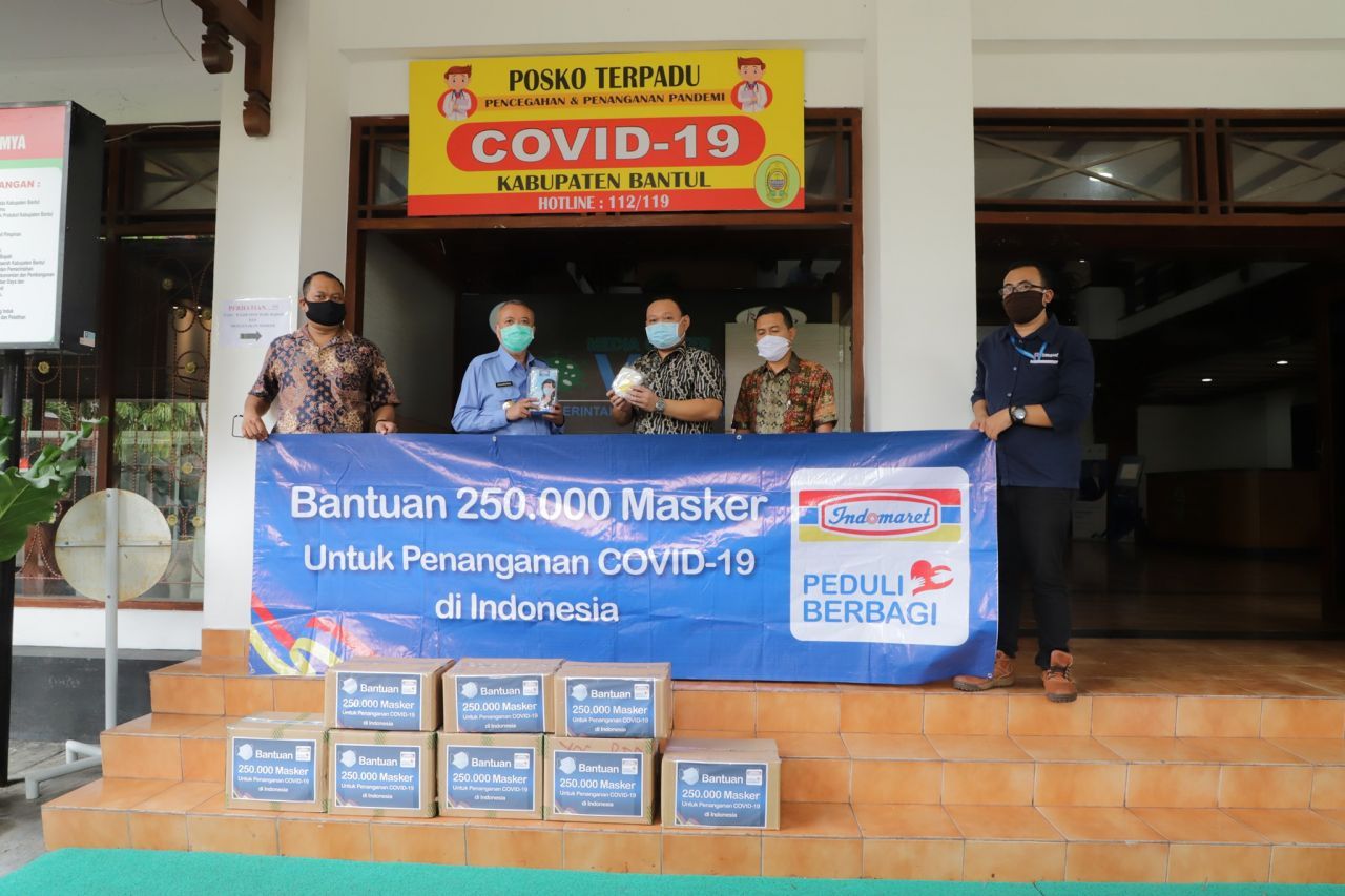 Penyerahan secara simbolis bantuan masker dari Branch Manager Indomaret Yogyakarta Suharsan kepada Bupati Bantul Suharsono.