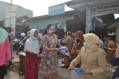 Bupati Gunungkidul Badingah bersama Ketua DPRD Gunungkidul dan Kepala BPD DIY cabang Wonosari membagikan masker.