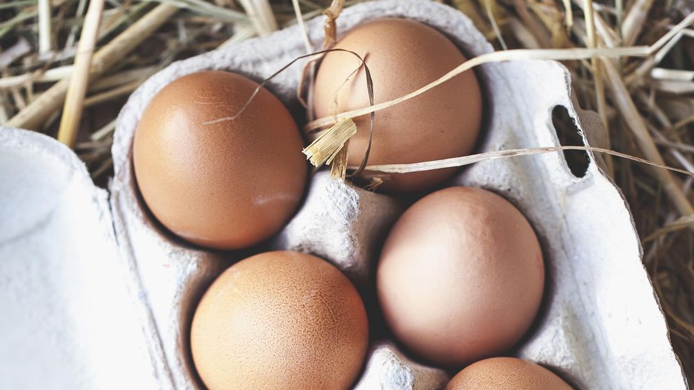Telur bisa disimpan di kulkas hingga maksimal empat bulan, jika tetap berada dalam kemasan karton.