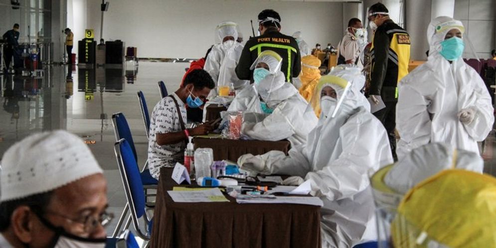 Para pekerja migran Indonesia menjalani rapid test di Bandara Juanda Surabaya