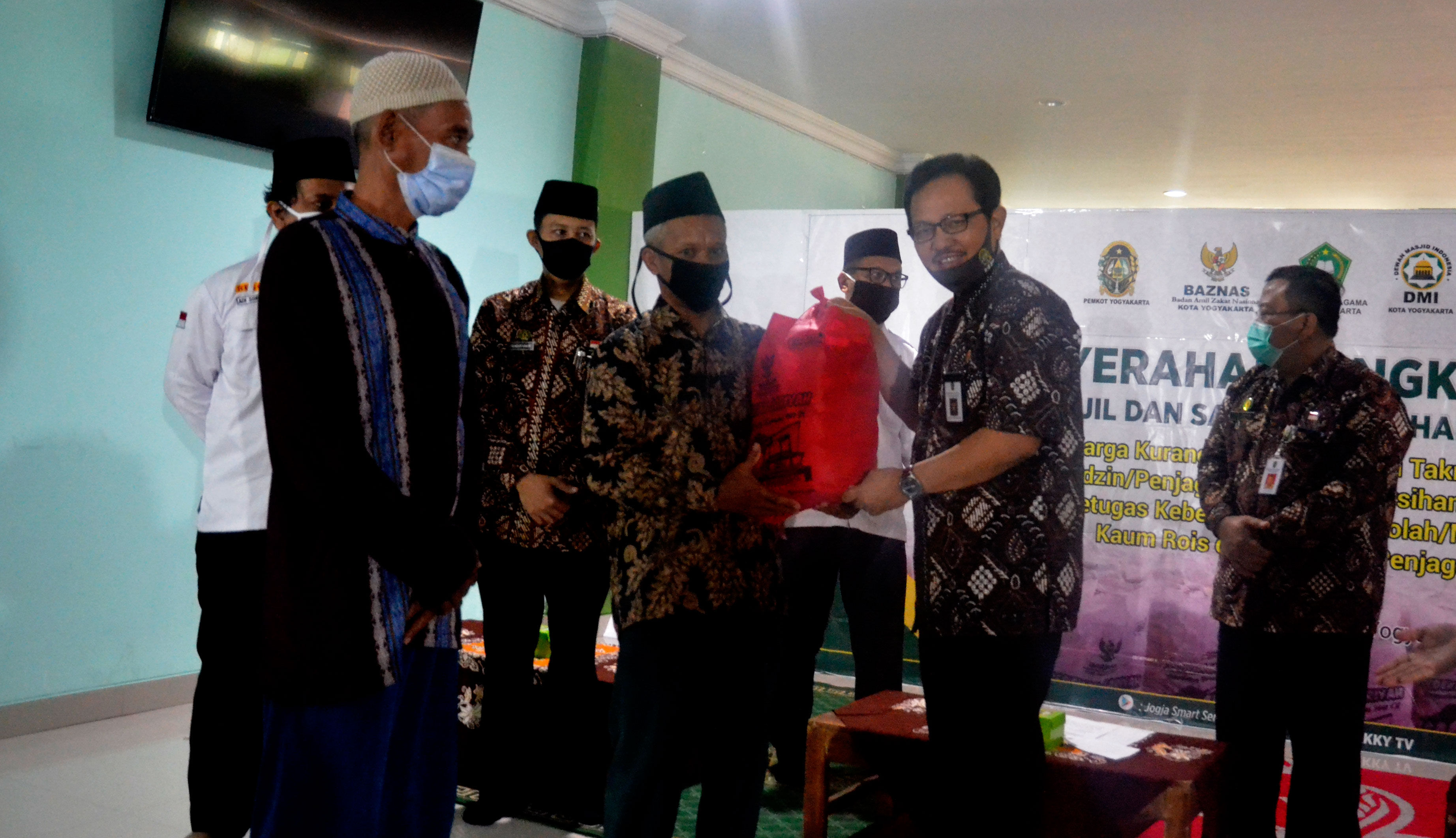 Wakil Walikota Yogyakarta Heroe Poerwadi menyerahkan secara simbolis sembako.