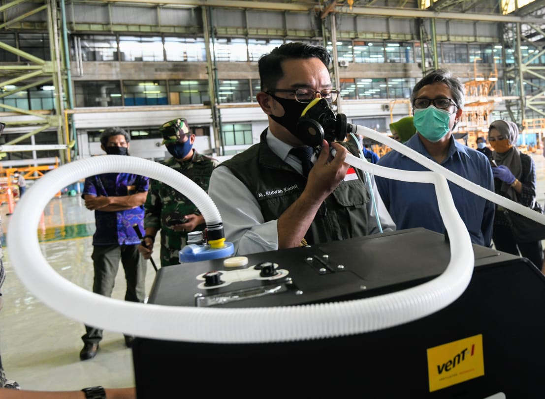 Gubernur Jabar Ridwan Kamil meninjau prototipe ventilator buatan PT DI dan PT Pindad di Kota Bandung, Jumat (24/4/2020).