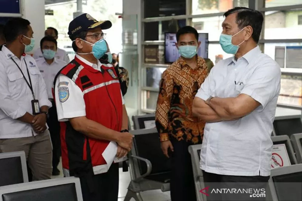 Menko Kemaritiman dan Investasi yang juga Menteri Perhubungan Ad Interim Luhut Binsar Pandjaitan (kanan). (ANTARA/HO Kemenko Kemaritiman dan Investasi/pri)