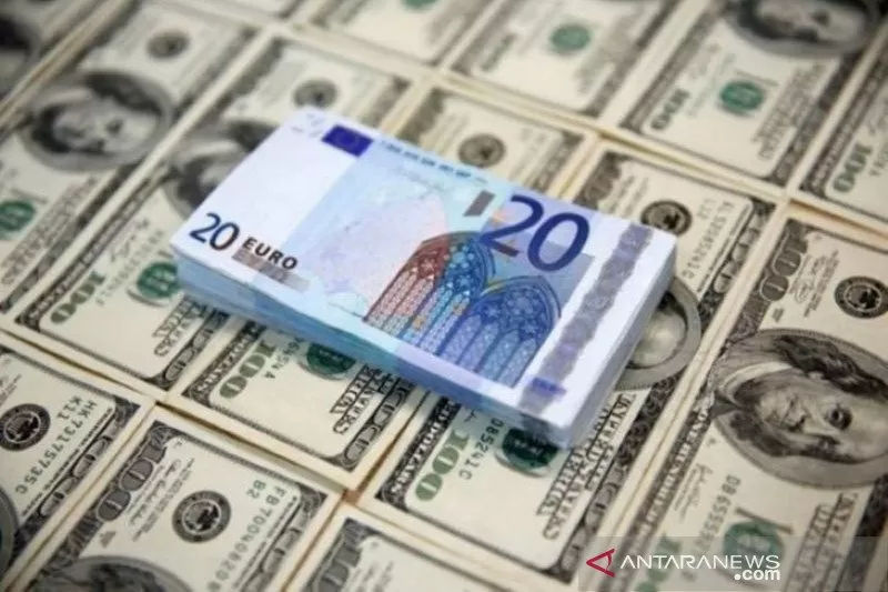 Ilustrasi mata uang dolar Amerika Serikat dan euro. ANTARA/REUTERS/Dado Ruvic/pri (REUTERS/Dado Ruvic)