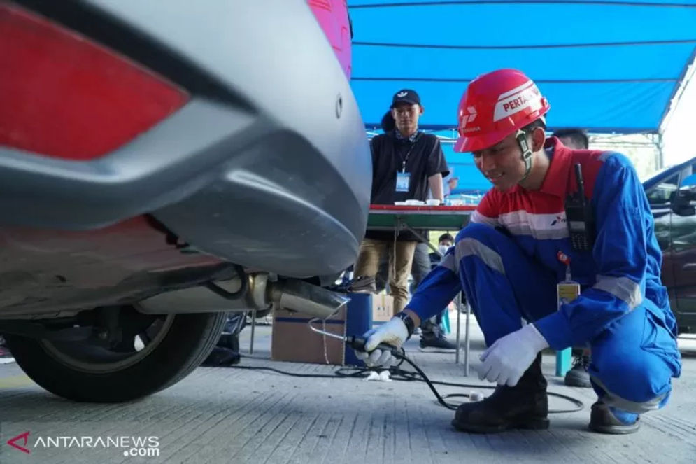 Petugas sedang mengukur emisi dari gas buang sebuah mobil berbahan bakar gasoline keluaran tahun setelah 2007. (Istimewa)