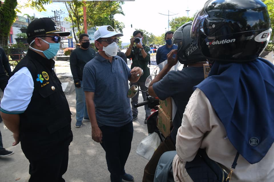 Walikota Banjarmasin saat mendampingi Sekdaprov Kalsel di posko pengawasan