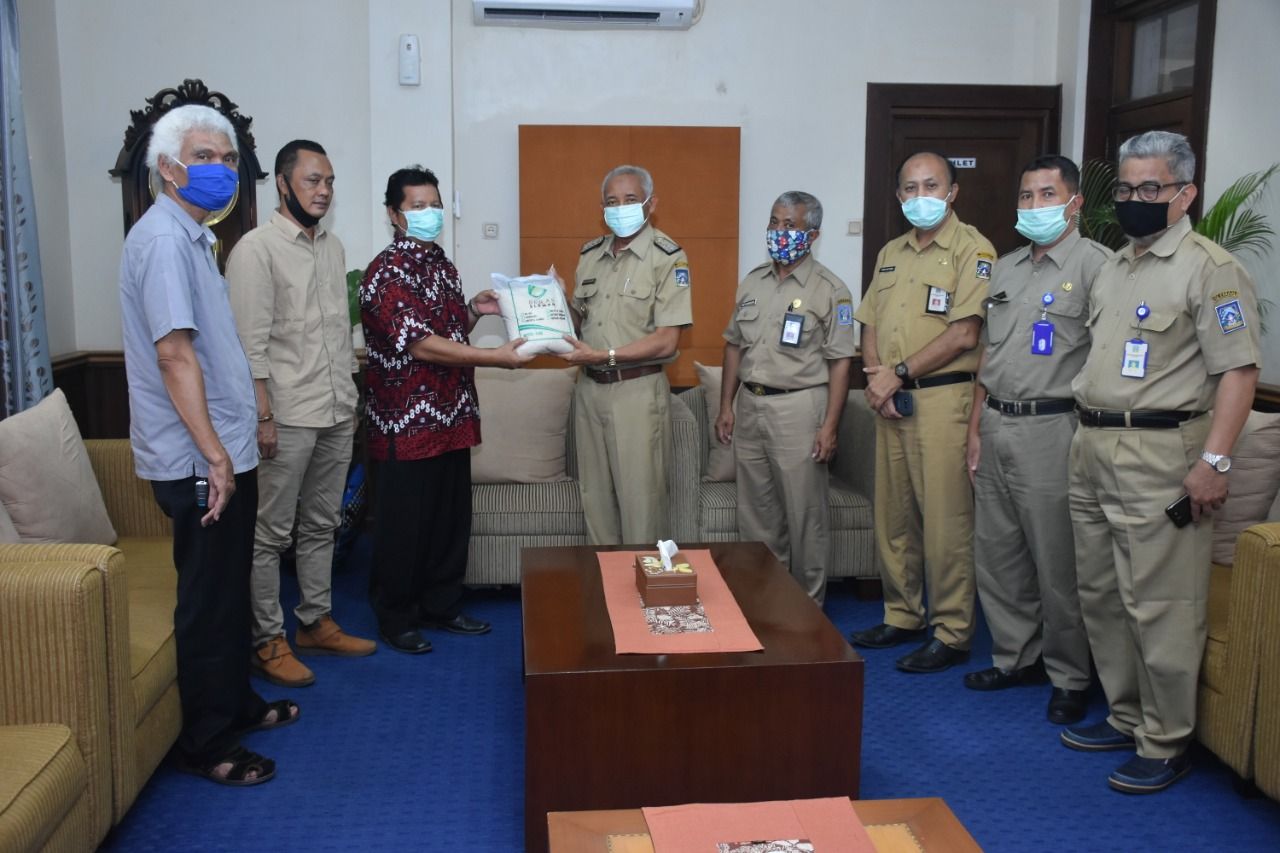 Bupati Sleman Sri Purnomo menerima bantuan beras