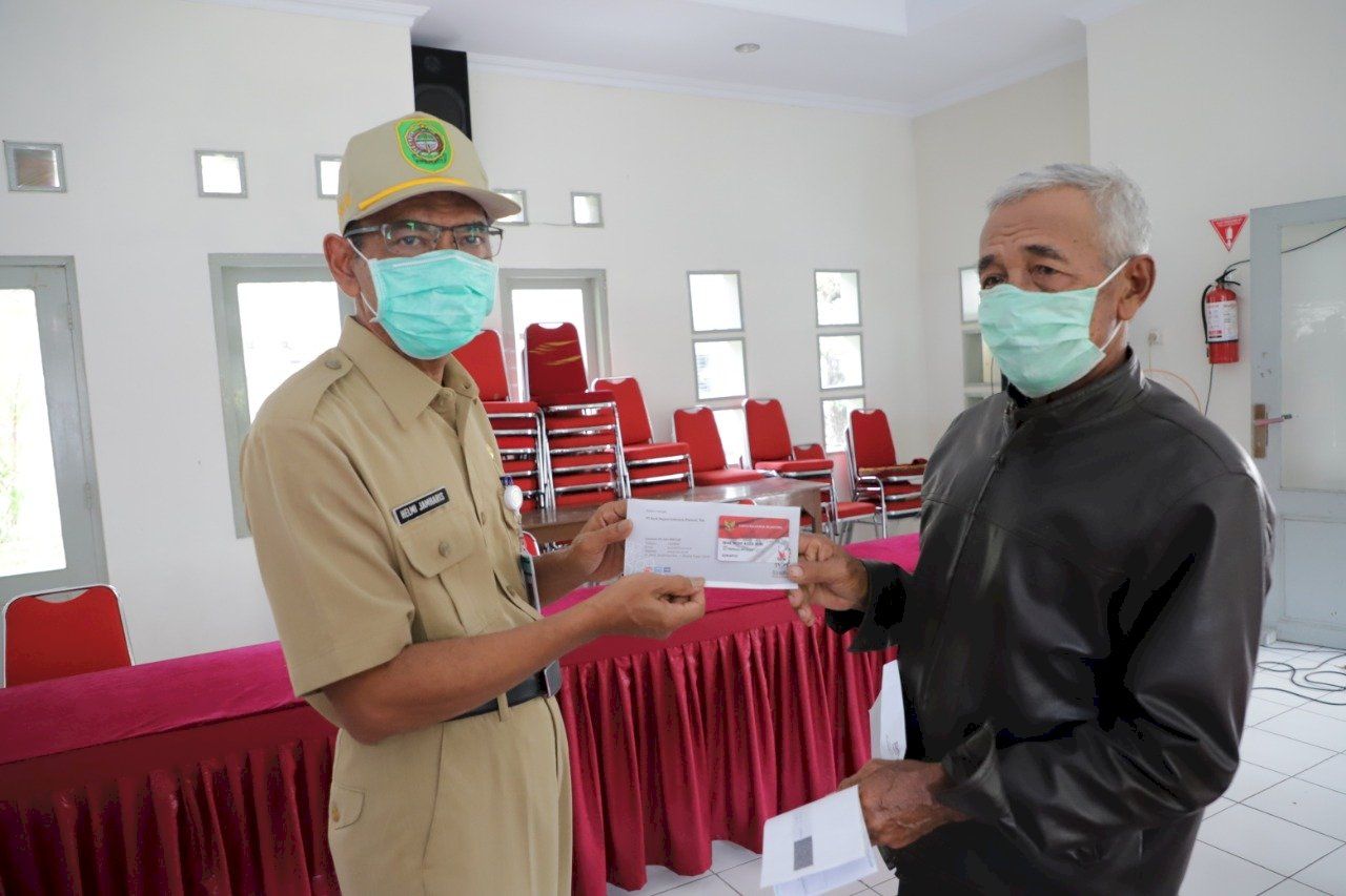 Sekda Bantul Helmi Jamharis serahkan KKS secara simbolis kepada keluarga penerima manfaat di Bantul.