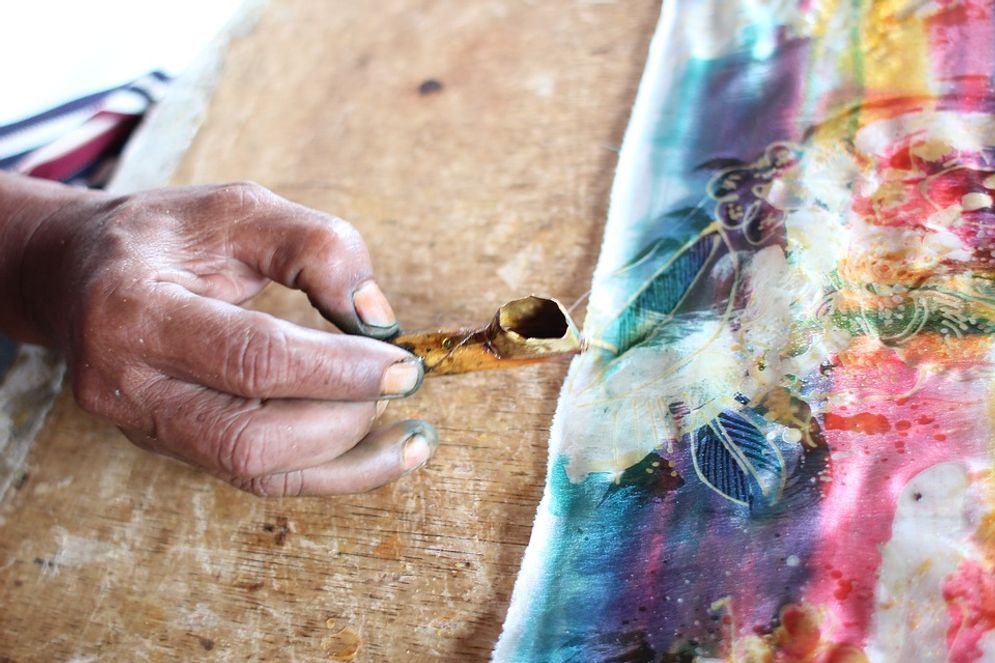 Kegiatan mencanting batik
