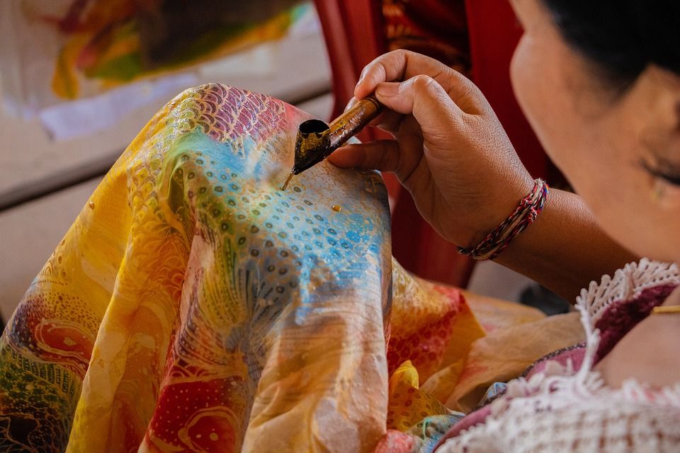 Kegiatan mencanting batik