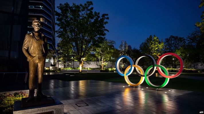 Patung perunggu Pierre de Coubertin (kiri), pendiri Komite Olimpiade Internasional (IOC) dan Cincin Olimpiade di Japan Sport Olympic Square, Tokyo, 20 April 2020.