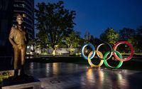 Patung perunggu Pierre de Coubertin (kiri), pendiri Komite Olimpiade Internasional (IOC) dan Cincin Olimpiade di Japan Sport Olympic Square, Tokyo, 20 April 2020.