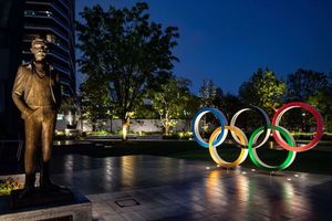 Patung perunggu Pierre de Coubertin (kiri), pendiri Komite Olimpiade Internasional (IOC) dan Cincin Olimpiade di Japan Sport Olympic Square, Tokyo, 20 April 2020.