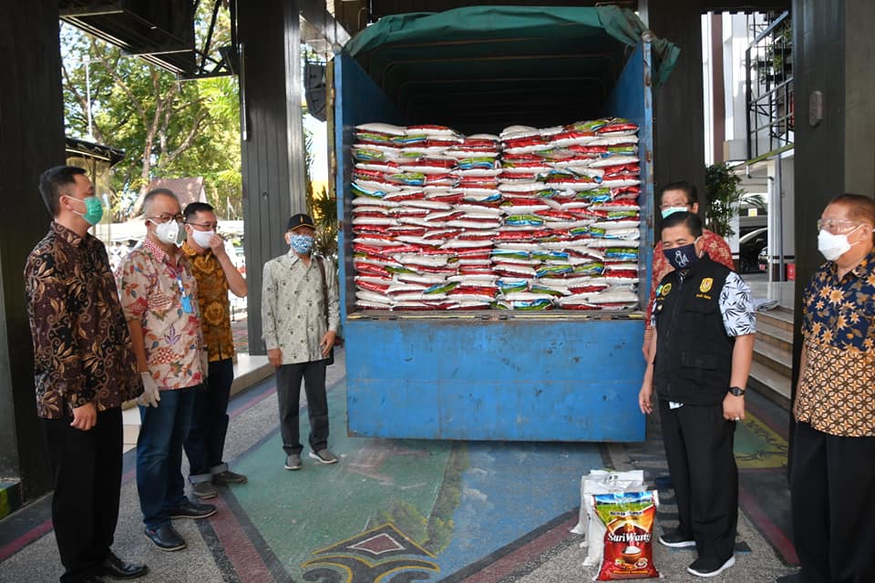 Komunitas Chinese Fu Qing berbagi beras di Balai Kota