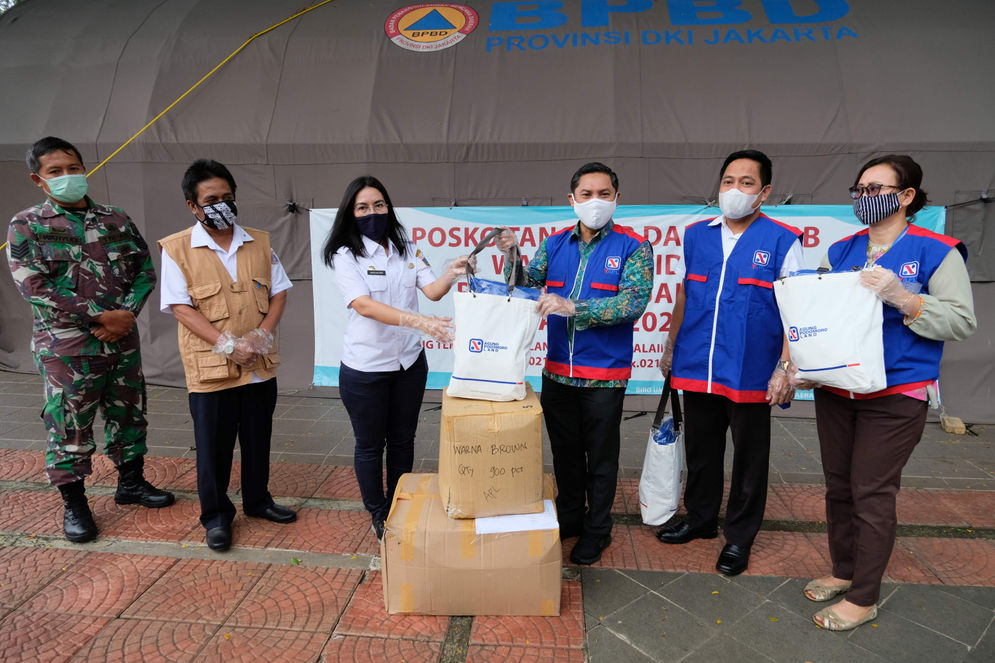 Yayasan Agung Podomoro Land (YAPL) memberikan bantuan berupa alat pelindung diri (APD) dan sejumlah masker kepada Badan Penanggulangan Bencana Daerah (BPBD) DKI Jakarta, Rabu 29/4/2020.