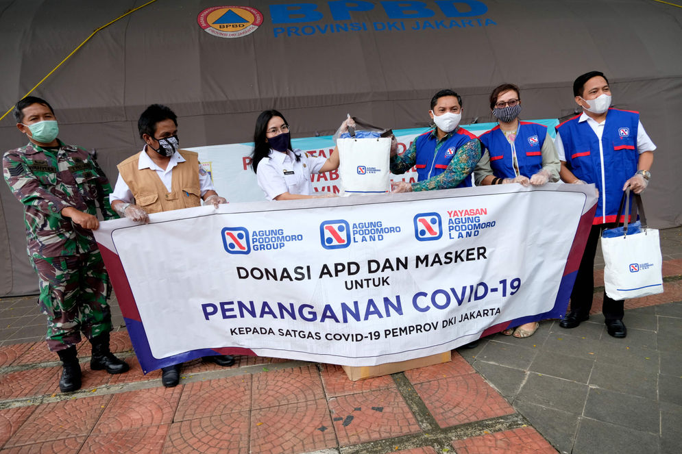 Yayasan Agung Podomoro Land (YAPL) memberikan bantuan berupa alat pelindung diri (APD) dan sejumlah masker kepada Badan Penanggulangan Bencana Daerah (BPBD) DKI Jakarta, Rabu 29/4/2020.