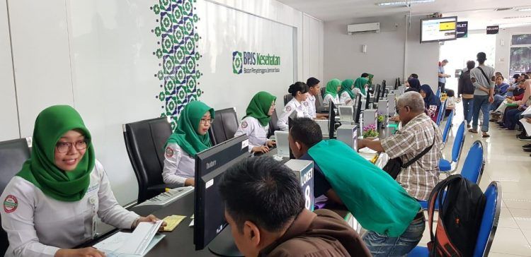 Layanan BPJS Kesehatan Cabang Surabaya dipenuhi masyarakat.