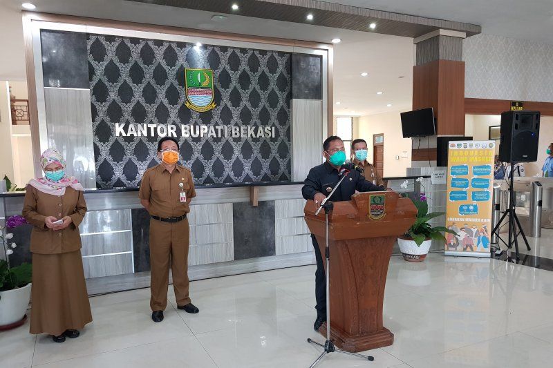 <p>Bupati Bekasi Eka Supria Atmaja mengumumkan pabrik dan perusahaan di Bekasi harus tutup saat PSBB. / Antara Foto</p>
