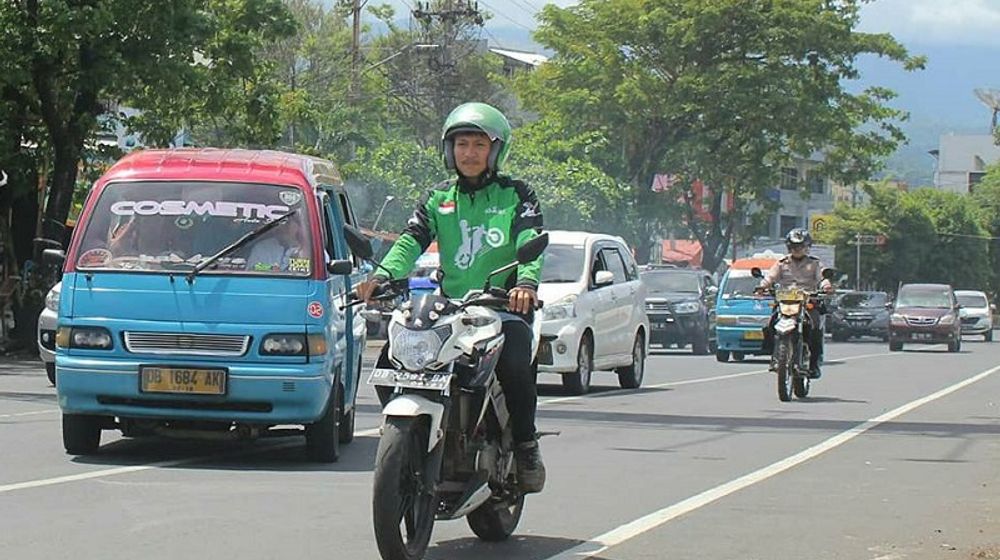 <p>Relaksasi kredit bagi pekerja informal seperti ojek online berlaku mulai April 2020. / Facebook @GojekIndonesia</p>
