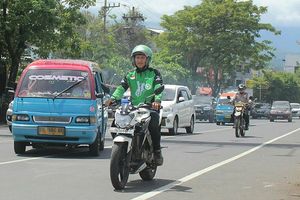 <p>Relaksasi kredit bagi pekerja informal seperti ojek online berlaku mulai April 2020. / Facebook @GojekIndonesia</p>
