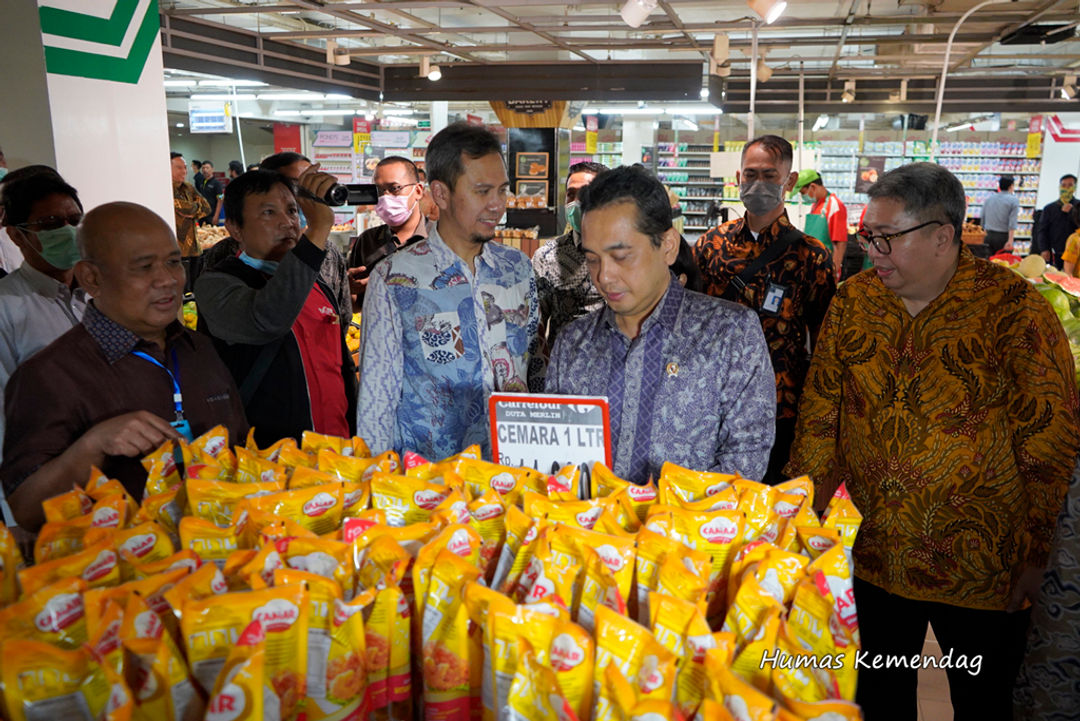 <p>Menteri Perdagangan, Agus Suparmanto melakukan kunjungan ke Toko Swalayan Transmart Duta Merlin dan Hypermart Puri Indah, Jakarta, Kamis 19 Maret 2020. (Sumber: https://www.kemendag.go.id/)</p>
