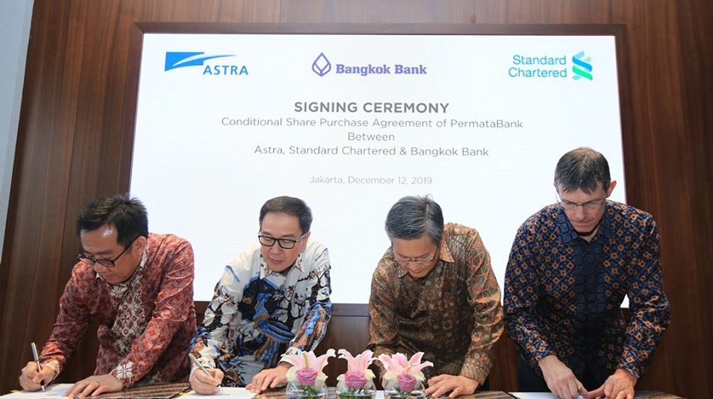 <p>Standard Chartered PLC (Standard Chartered) dan PT Astra International Tbk (ASII) pada hari Kamis, 12 Desember 2019, menandatangani perjanjian pembelian saham bersyarat untuk menjual saham mereka, masing-masing sebesar 44,56% di PT Bank Permata Tbk (BNLI) kepada Bangkok Bank Public Company Limited (Bangkok Bank). / Astra.co.id</p>