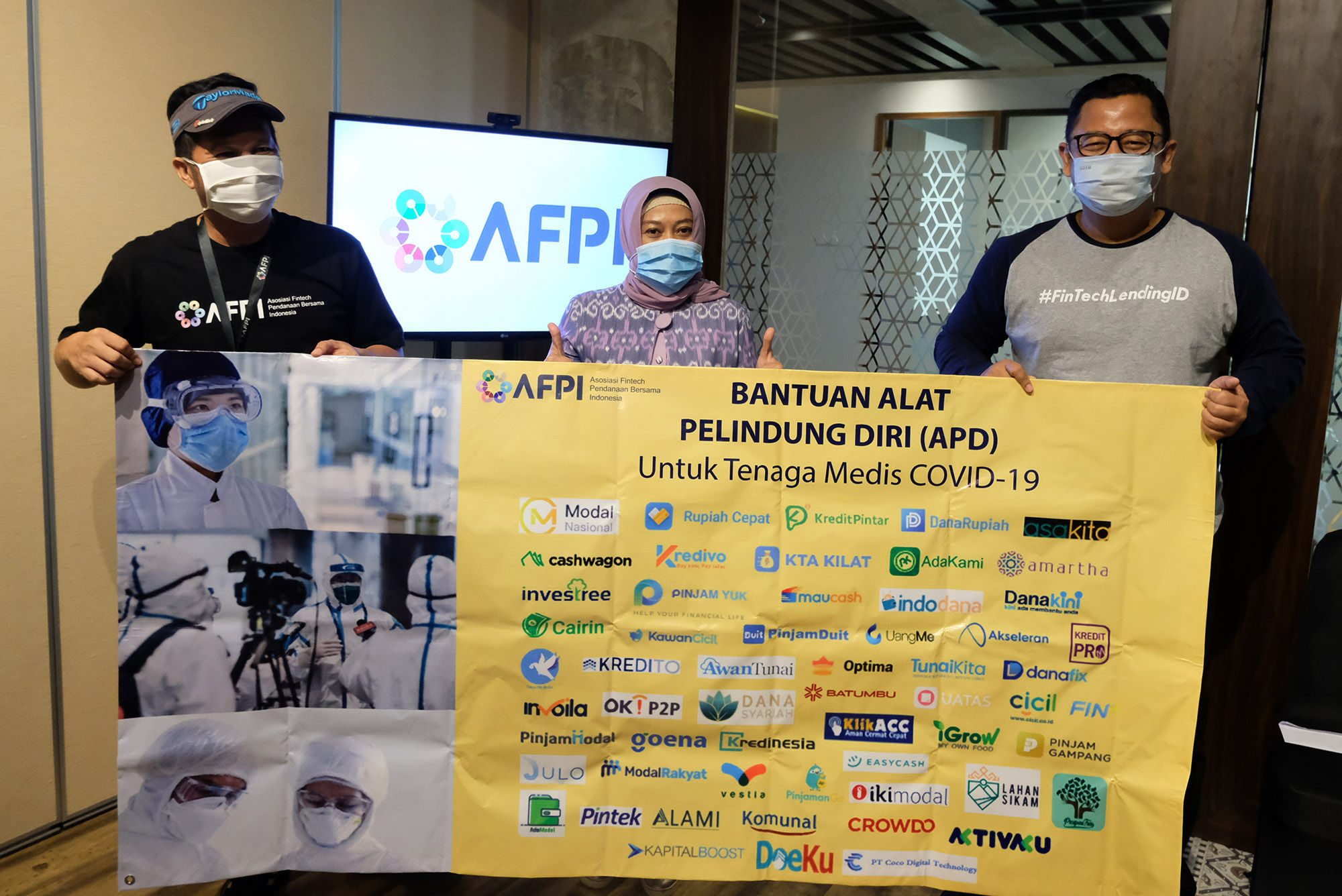 <p>Ketua Harian Asosiasi Fintech Pendanaan Bersama Indonesia (AFPI), Kuseryansyah (Kiri), Kepala Eksekutif Fintech Pendanaan Multiguna. Dino Martin (Kanan) serta perwakilan Rumah Sakit Husada berfoto bersama usai penyerahan paket bantuan Alat Pelindung Diri (APD) dalam penanganan wabah Covid-19 di Sekretariat AFPI di Jakarta, Kamis (9/4). Foto: Ismail Pohan/TrenAsia</p>
