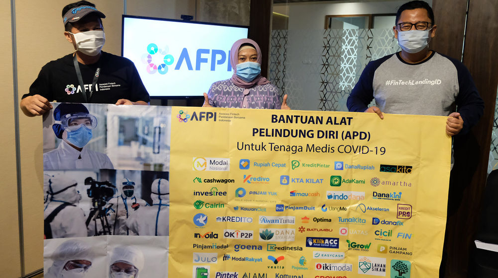 <p>Ketua Harian Asosiasi Fintech Pendanaan Bersama Indonesia (AFPI), Kuseryansyah (Kiri), Kepala Eksekutif Fintech Pendanaan Multiguna. Dino Martin (Kanan) serta perwakilan Rumah Sakit Husada berfoto bersama usai penyerahan paket bantuan Alat Pelindung Diri (APD) dalam penanganan wabah Covid-19 di Sekretariat AFPI di Jakarta, Kamis (9/4). Foto: Ismail Pohan/TrenAsia</p>
