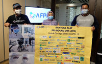 <p>Ketua Harian Asosiasi Fintech Pendanaan Bersama Indonesia (AFPI), Kuseryansyah (Kiri), Kepala Eksekutif Fintech Pendanaan Multiguna. Dino Martin (Kanan) serta perwakilan Rumah Sakit Husada berfoto bersama usai penyerahan paket bantuan Alat Pelindung Diri (APD) dalam penanganan wabah Covid-19 di Sekretariat AFPI di Jakarta, Kamis (9/4). Foto: Ismail Pohan/TrenAsia</p>
