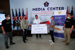 <p>Ketua Umum Asosiasi Fintech Pendanaan Bersama Indonesia (AFPI), Adrian Gunadi (kedua kanan) menyerahkan bantuan dana senilai Rp 250 juta rupiah kepada Koordinator Relawan Gugus Tugas Percepatan Penanganan Covid-19, Andre Rahadian (kedua kiri) disaksikan Tenaga Ahli BNPB Bidang Media, Egy Massadiah (tengah),  Ketua Harian AFPI, Kuseryansyah (Kiri) dan Kepala Bidang Humas dan Kelembagaan AFPI, Tumbur Pardede (kanan) di Media Center Gugus Tugas Percepatan Penanganan Covid-19, Kantor Badan Nasional Penanggulangan Bencana (BNPB), Jakarta, Kamis (9/4/2010). Foto: Ismail Pohan/TrenAsia</p>
