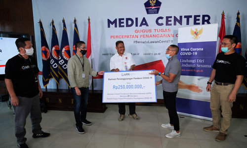 <p>Ketua Umum Asosiasi Fintech Pendanaan Bersama Indonesia (AFPI), Adrian Gunadi (kedua kanan) menyerahkan bantuan dana senilai Rp 250 juta rupiah kepada Koordinator Relawan Gugus Tugas Percepatan Penanganan Covid-19, Andre Rahadian (kedua kiri) disaksikan Tenaga Ahli BNPB Bidang Media, Egy Massadiah (tengah),  Ketua Harian AFPI, Kuseryansyah (Kiri) dan Kepala Bidang Humas dan Kelembagaan AFPI, Tumbur Pardede (kanan) di Media Center Gugus Tugas Percepatan Penanganan Covid-19, Kantor Badan Nasional Penanggulangan Bencana (BNPB), Jakarta, Kamis (9/4/2010). Foto: Ismail Pohan/TrenAsia</p>
