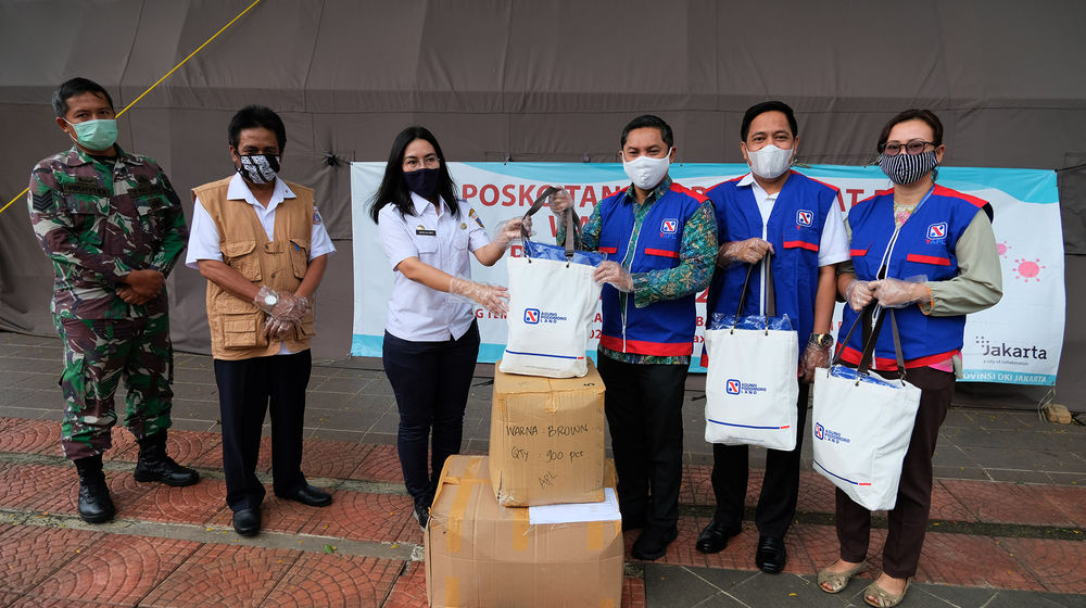 <p>Vice President Human Resources APL Group Hidayat Bakri (ketiga kanan) beserta rombangan menyerahkan paket bantuan kepada perwakilan tim Posko Tanggap Darurat penanggulangan Bencana Wabah COVID-19 Provinsi DKI Jakarta, Marulina Dewi (ketiga kiri) di Posko BPBD Balaikota, Jakarta, Rabu 29 April 2020. Yayasan Agung Podomoro Land (APL) memberikan bantuan berupa 250 alat pelindung diri (APD) dan 1000 masker untuk penanggulangan wabah COVID-19 di Jakarta. Foto: Ismail Pohan/TrenAsia</p>
