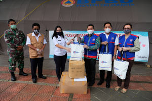<p>Vice President Human Resources APL Group Hidayat Bakri (ketiga kanan) beserta rombangan menyerahkan paket bantuan kepada perwakilan tim Posko Tanggap Darurat penanggulangan Bencana Wabah COVID-19 Provinsi DKI Jakarta, Marulina Dewi (ketiga kiri) di Posko BPBD Balaikota, Jakarta, Rabu 29 April 2020. Yayasan Agung Podomoro Land (APL) memberikan bantuan berupa 250 alat pelindung diri (APD) dan 1000 masker untuk penanggulangan wabah COVID-19 di Jakarta. Foto: Ismail Pohan/TrenAsia</p>
