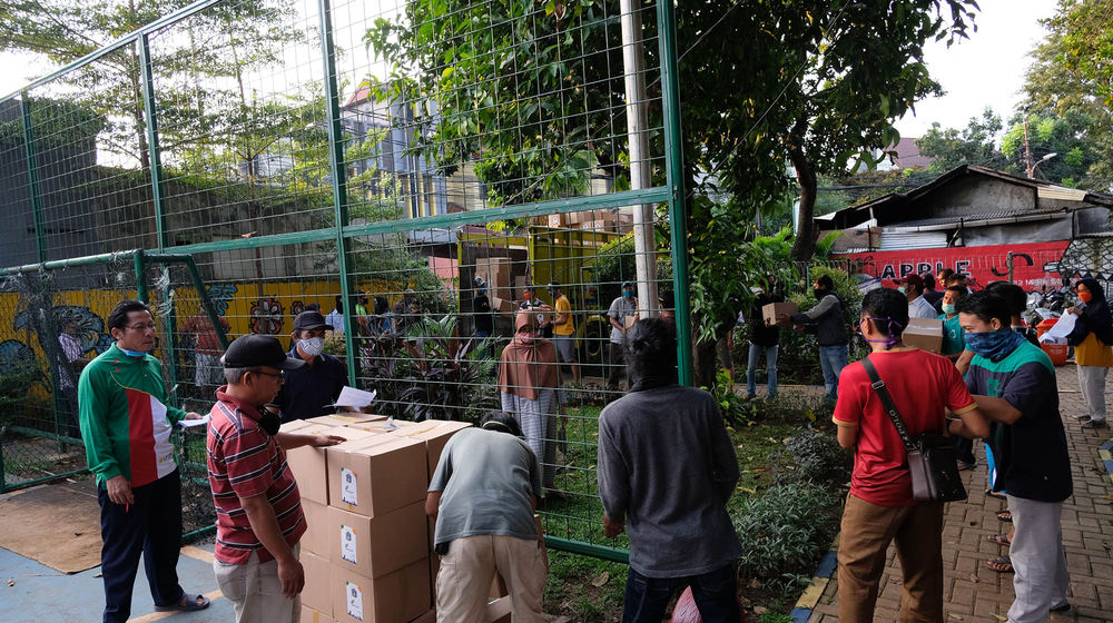 <p>Warga bergotong-royong menurunkan paket sembako yang akan di bagikan kepada warga RW.04 Kelurahan Jatipadang, Pasar Minggu saat tiba di RPTRA Asoka, Jakarta Selatan, Rabu (22/4/2020). Kementerian Sosial bersama Pemprov DKI Jakarta dan PD Pasar Jaya menyalurkan 5023 paket sembako untuk warga Kelurahan Jatipadang, Jakarta Selatan yang terdampak COVID-19. Foto: Ismail Pohan/TrenAsia</p>
