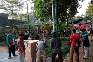 <p>Warga bergotong-royong menurunkan paket sembako yang akan di bagikan kepada warga RW.04 Kelurahan Jatipadang, Pasar Minggu saat tiba di RPTRA Asoka, Jakarta Selatan, Rabu (22/4/2020). Kementerian Sosial bersama Pemprov DKI Jakarta dan PD Pasar Jaya menyalurkan 5023 paket sembako untuk warga Kelurahan Jatipadang, Jakarta Selatan yang terdampak COVID-19. Foto: Ismail Pohan/TrenAsia</p>
