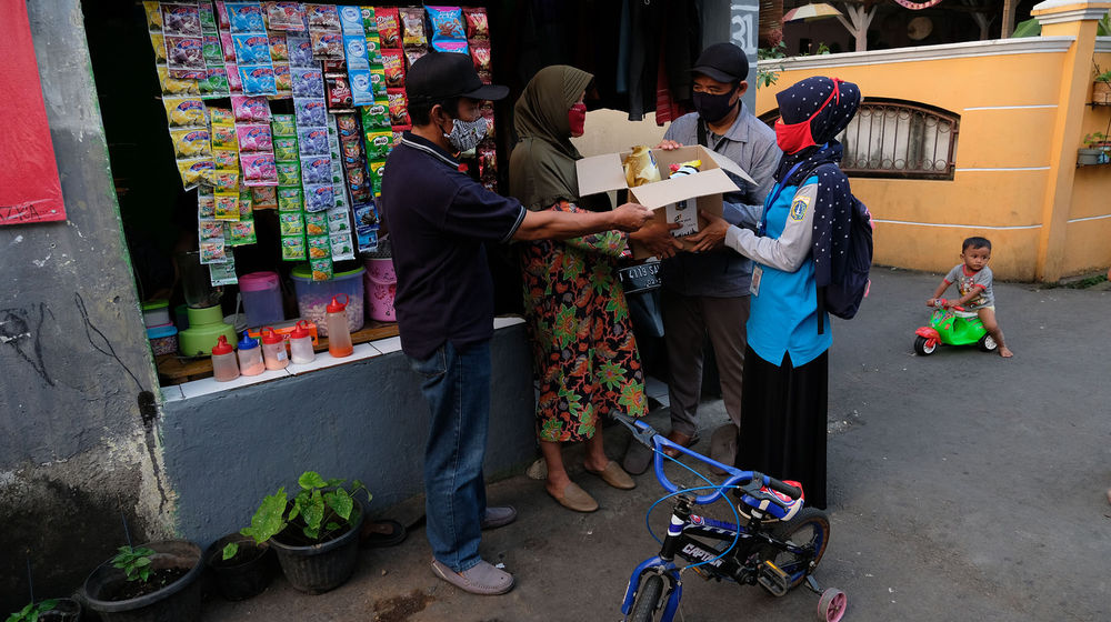 <p>Pejabat RT setempat memberikan paket sembako kepada warga RW.04 Kelurahan Jatipadang, Pasar Minggu, Jakarta Selatan, Rabu (22/4/2020). Kementerian Sosial bersama Pemprov DKI Jakarta dan PD Pasar Jaya menyalurkan 5023 paket sembako untuk warga Kelurahan Jatipadang, Jakarta Selatan yang terdampak COVID-19. Foto: Ismail Pohan/TrenAsia</p>
