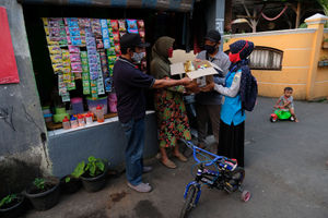 <p>Pejabat RT setempat memberikan paket sembako kepada warga RW.04 Kelurahan Jatipadang, Pasar Minggu, Jakarta Selatan, Rabu (22/4/2020). Kementerian Sosial bersama Pemprov DKI Jakarta dan PD Pasar Jaya menyalurkan 5023 paket sembako untuk warga Kelurahan Jatipadang, Jakarta Selatan yang terdampak COVID-19. Foto: Ismail Pohan/TrenAsia</p>