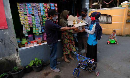 <p>Pejabat RT setempat memberikan paket sembako kepada warga RW.04 Kelurahan Jatipadang, Pasar Minggu, Jakarta Selatan,  Rabu (22/4/2020). Kementerian Sosial bersama Pemprov DKI Jakarta dan PD Pasar Jaya menyalurkan 5023 paket sembako untuk warga Kelurahan Jatipadang, Jakarta Selatan yang terdampak COVID-19. Foto: Ismail Pohan/TrenAsia</p>
