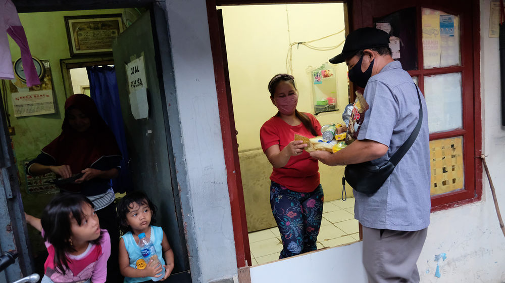 <p>ilustrasi: Pejabat RT setempat memberikan paket sembako kepada warga RW.04 Kelurahan Jatipadang, Pasar Minggu, Jakarta Selatan,  Rabu (22/4/2020). Kementerian Sosial bersama Pemprov DKI Jakarta dan PD Pasar Jaya menyalurkan 5023 paket sembako untuk warga Kelurahan Jatipadang, Jakarta Selatan yang terdampak COVID-19. Foto: Ismail Pohan/TrenAsia</p>
