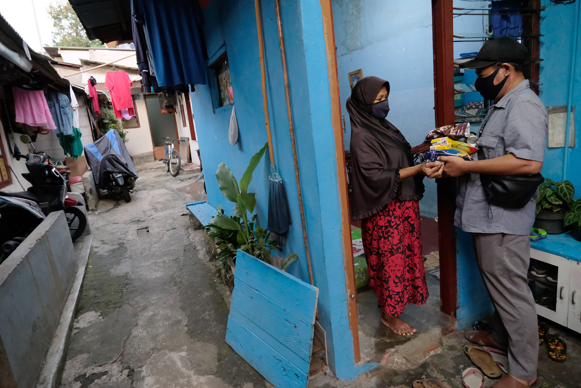<p>Ilustrasi: Bantuan Sembako Untuk Warga di Jakarta/ foto: Ismail Pohan/TrensAsia</p>
