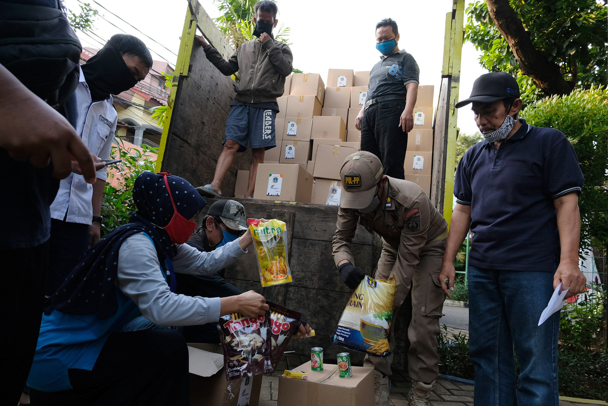 <p>Petugas Kementerian Sosial melakukan pengecekan paket sembako di Jakarta Selatan Rabu 22 April 2020 lalu. Foto: Ismail Pohan/TrenAsia</p>
