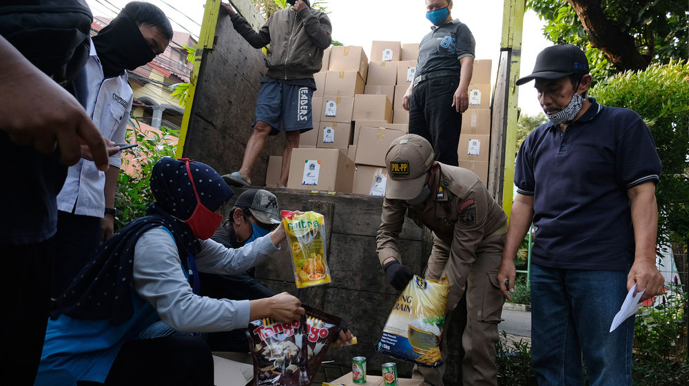 <p>Petugas Kementerian Sosial melakukan pengecekan paket sembako di Jakarta Selatan Rabu 22 April 2020 lalu. Foto: Ismail Pohan/TrenAsia</p>
