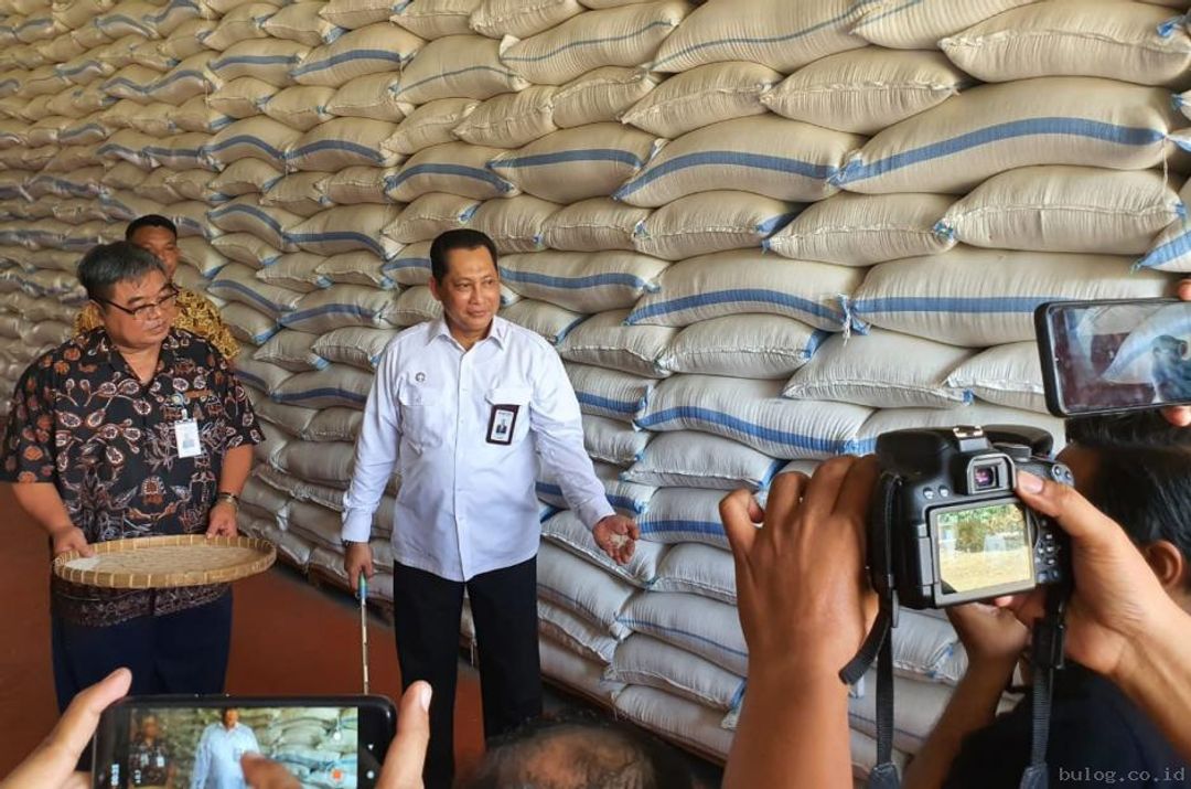 <p>Direktur Utama Bulog Budi Waseso saat Melakukan Inspeksi Mendadak di Gudang Bulog Regional NTB beberapa waktu lalu. / Bulog.co.id</p>
