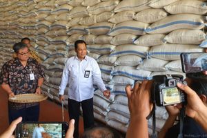 <p>Direktur Utama Bulog Budi Waseso saat Melakukan Inspeksi Mendadak di Gudang Bulog Regional NTB beberapa waktu lalu. / Bulog.co.id</p>
