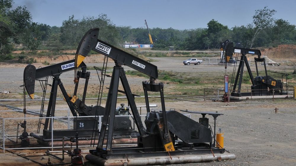 <p>Pompa angguk di sumur minyak milik Pertamina di Aceh Tamiang, Aceh, Rabu (25/6). GA Photo/Mohammad Defrizal</p>
